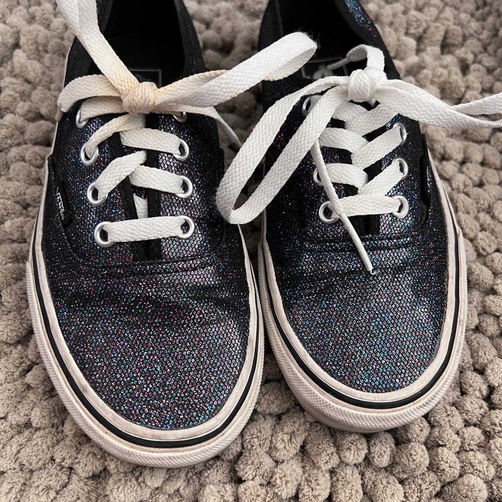 Black holographic vans